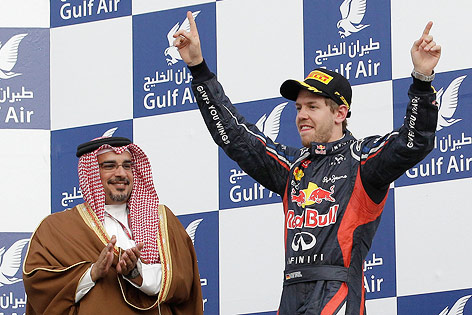 © AP/Hassan Ammar Kronprinz Salman bin Hamad Al-Khalifa applaudiert Sieger Sebastian Vettel nach dem GP von Bahrain