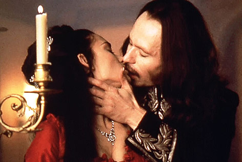 © picturedesk.com/Mary Evans/Rights Managed Kuss von Winona Ryder und Gary Oldman im Film "Bram Stoker's Dracula"