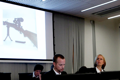 © APA/EPA/Scanpix Norway/Heike Junge Staatsanwälte Inga Bejer Engh und Svein Holden zeigen Bild von Breiviks Waffe