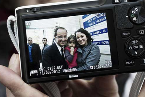 © francoihollande.fr Fotoapparat mit Kandidat Hollande und Anhängern auf dem Display