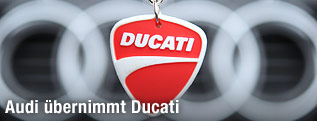 Ducati-Schlüsselanhänger vor dem Audi-Logo