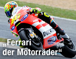 Der italienische Motorradrennfahrer Valentino Rossi fährt mit seiner Ducati um die Kurve