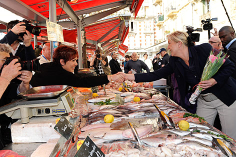 © Reuters/Jean Amet Marine Le Pen wirbt am Fischmarkt für die rechte Front Nationale