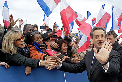 © AP/Michel Euler Präsident Nicolas Sarkozy schüttelt Hände im Walhlkampf