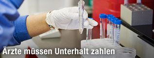 Hand mit Eprouvette