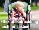 Baby im Kinderwagen