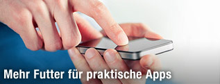Hand hält ein Smartphone