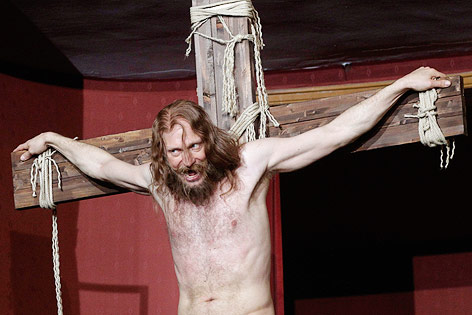 © Reuters/Herwig Prammer Joachim Meyerhoff hängt als "Robinson Crusoe" im Burgtheater am Kreuz