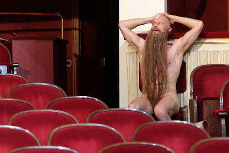 © Reuters/Herwig Prammer Joachim Meyerhoff sitzt als "Robinson Crusoe" nackt im leeren Zuschauerraum des Burgtheaters