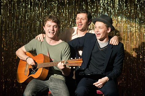 Szene aus dem Film "Russendisko": Schweighöfer, Mücke, Friedel, singen auf einer Bühne