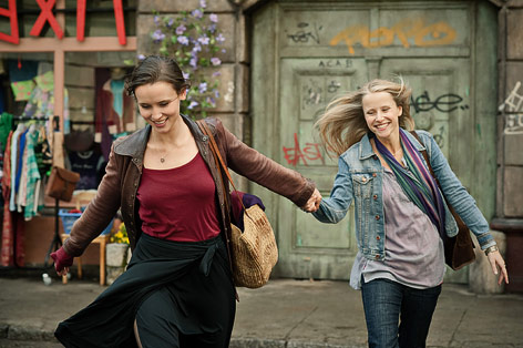 Szene aus dem Film "Russendisko": Baumeister und Bormann halten lachend Händchen