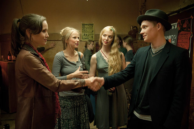 Szene aus dem Film "Russendisko": Schweighöfer und Baumeister geben sich die Hand, Roggan und Bormann schauen zu