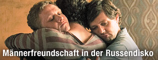 Szene aus dem Film "Russendisko": Schweigh&ouml;fer, M&uuml;cke und Friedel umarmen sich