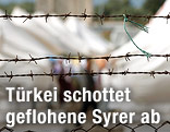 Stacheldrahtzaun vor einem Flüchtlingscamp in der türkischen Provinz Kilis