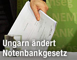 Ungarns Notenbankchef hält Unterlagen in der Hand