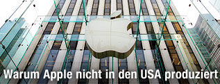 Apple-Logo mit Wolkenkratzer im Hintergrund