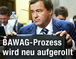 Der Investmentbanker Wolfgang Floettl öffnet seinen Aktenkoffer