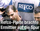 Rohstoffhändler greifen sich vor dem REFCO-Logo auf ihre Köpfe