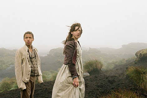 Shannon Beer und  Solomon Glave  in einer Filmszene von "Wuthering Heights"