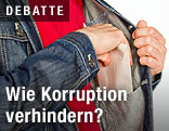 Mann steckt Geld in Jackentasche