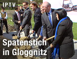 mit &Ouml;BB-Vorstand Christian Kern, LH Franz Voves, BM Doris Bures, LH Erwin Pr&ouml;ll und EU-Vertreterin Desiree Oen beim Spatenstich