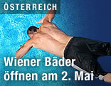 Mann springt in ein Wasserbecken