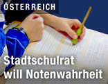 Volksschulkind schreibt Test