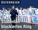 Demonstrierende Studenten mit Bannern von Polizei begleitet