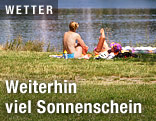 Zwei M&auml;dchen beim Sonnenbaden