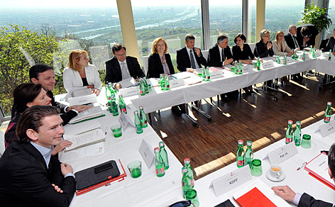 © dapd/Hans Punz Regierungsmitglieder bei der Regierungsklausur auf dem Kahlenberg