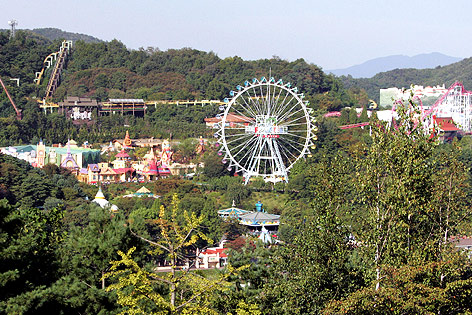 © AP/Ahn Young-joon Überblick über den Vergnügungspark Everland in Südkorea