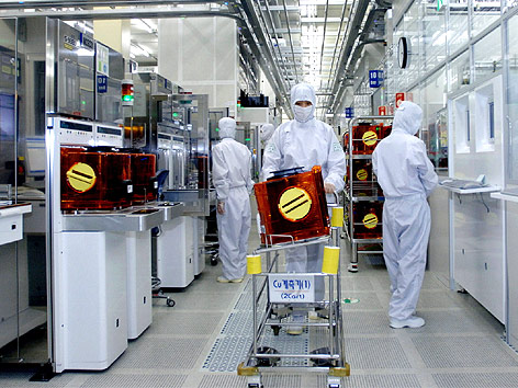 © AP/Samsung Electronics Personen in Schutzanzügen in einer Samsung-Fabrik für Semikonduktoren