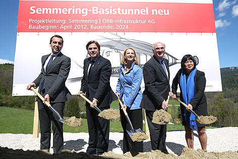 ÖBB-Vorstand Christian Kern, LH Franz Voves, BM Doris Bures, LH Erwin Pröll und EU-Vertreterin Desiree Oen