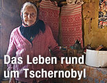 Bewohnerin der Sperrzone steht in ihrem Haus