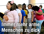 Teils &uuml;bergewichtige Kinder stehen in einer Reihe