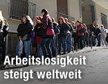 Arbeitslose warten in Athen in einer Schlange