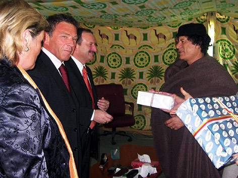 © APA/EPA/Gert Eggenberger Jörg Haider, Claudia Haider und Hubert Gorbach zu Besuch bei Gaddafi in Tripolis, 2004