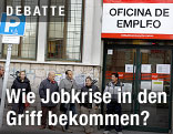 Menschen vor Arbeitsamt in Madrid