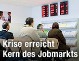 Wartende am Arbeitsamt