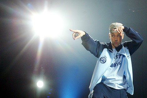 MCA (Adam Yauch) von der New Yorker Band "Beastie Boys" bei einem Konzert