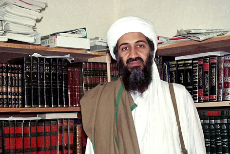 © AP Osama bin Laden vor Bücherregal 1998
