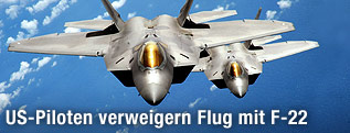 Zwei F-22-Raptor-Kampfjets in der Luft