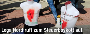 Mit Kunstblut verschmierte Schaufensterpuppen