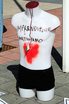 © AP/Luca Bruno Mit Kunstblut verschmierte Schaufensterpuppe mit der Aufschrift "Imprenditore artigiano"