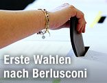 Frau bei der Wahlurne