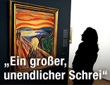 Frau betrachtet Munch's Bild "Der Schrei"