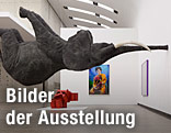 Elefant hängt verkehrt von der Decke