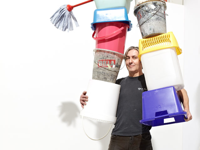 Erwin Wurm, One Minute Sculpture. Reinigungszubehör: Parteizentrale FPÖ, 2012