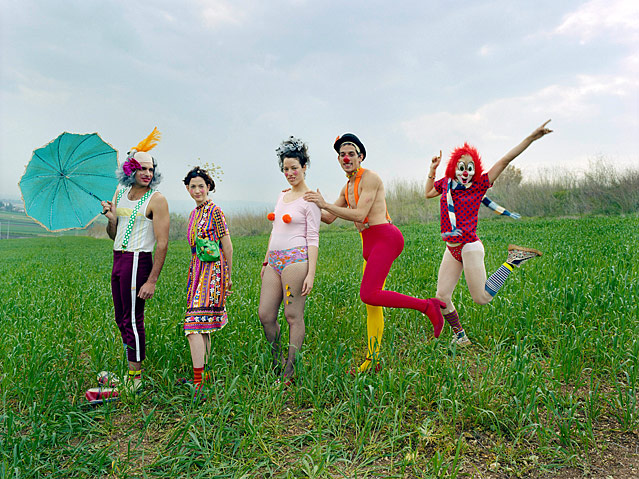 Clowns in einem Feld von Rona Yefman, Clowns Line, 2002