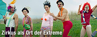 Clowns von Rona Yefman, Clowns Line, 2002